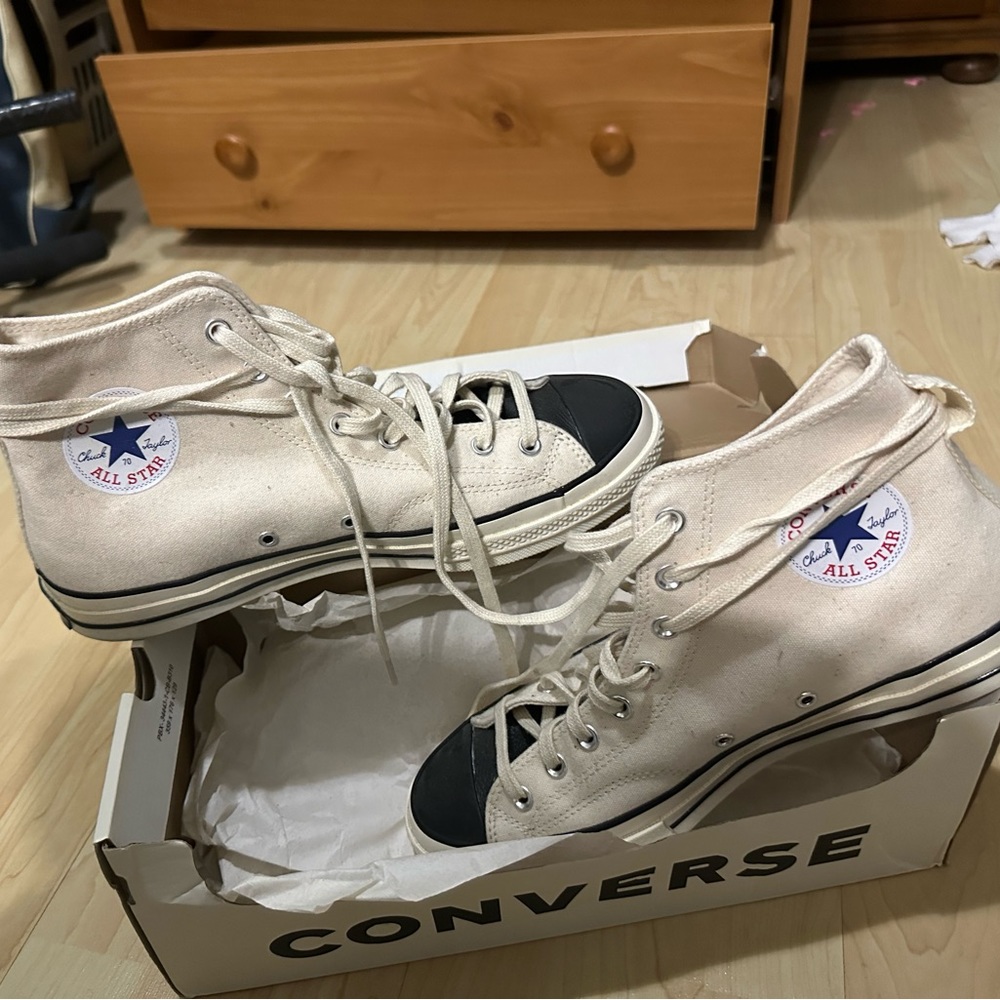 Tried on never worn outside clean clean shoe